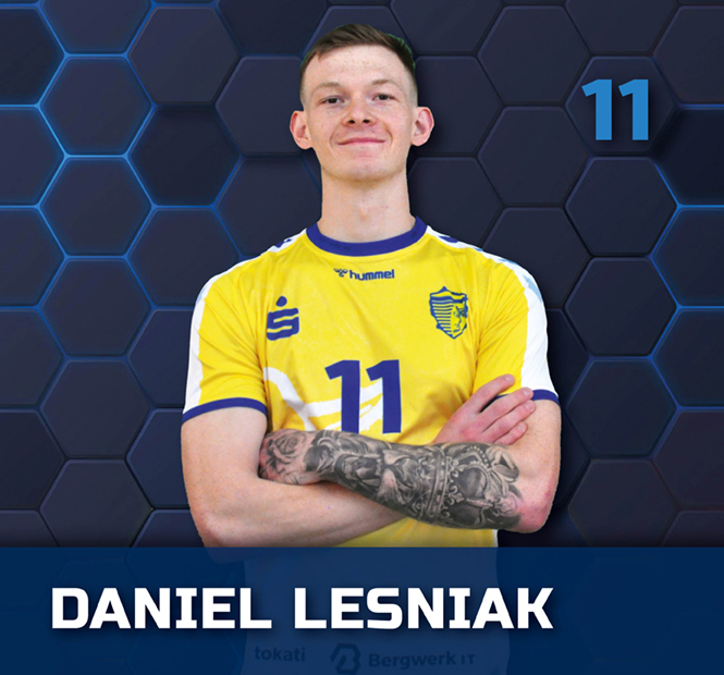 Daniel Lesniak im gelbem Trikot mit Nummer 11 vor hexagonalem Hintergrund.