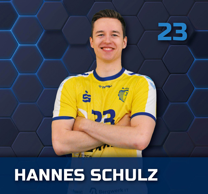 Lächelnder Mann im gelben Sporttrikot mit Nummer 23 vor blauem Hintergrund.