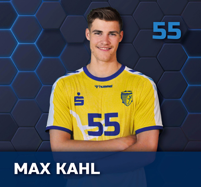 Ein Handballspieler im gelben Trikot mit der Nummer 55 und verschränkten Armen.