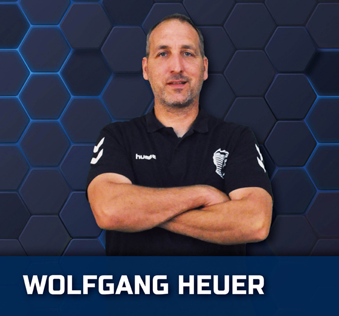Mann in schwarzem Polohemd vor einem blauen Wabenmuster