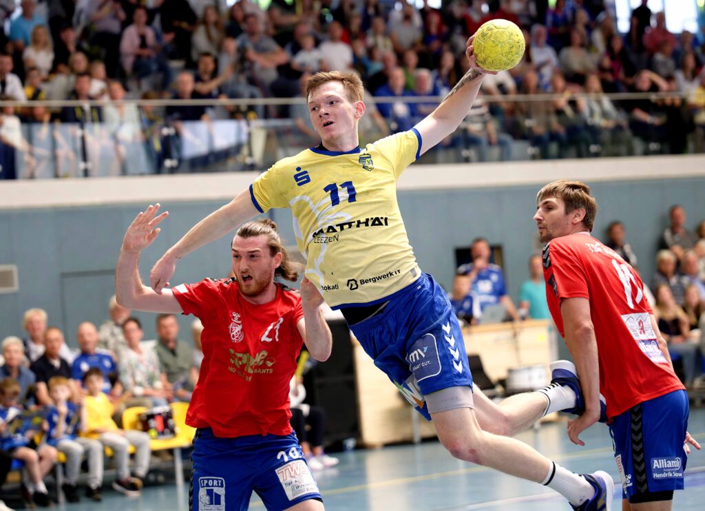 Daniel Lesniak beim Torwurf