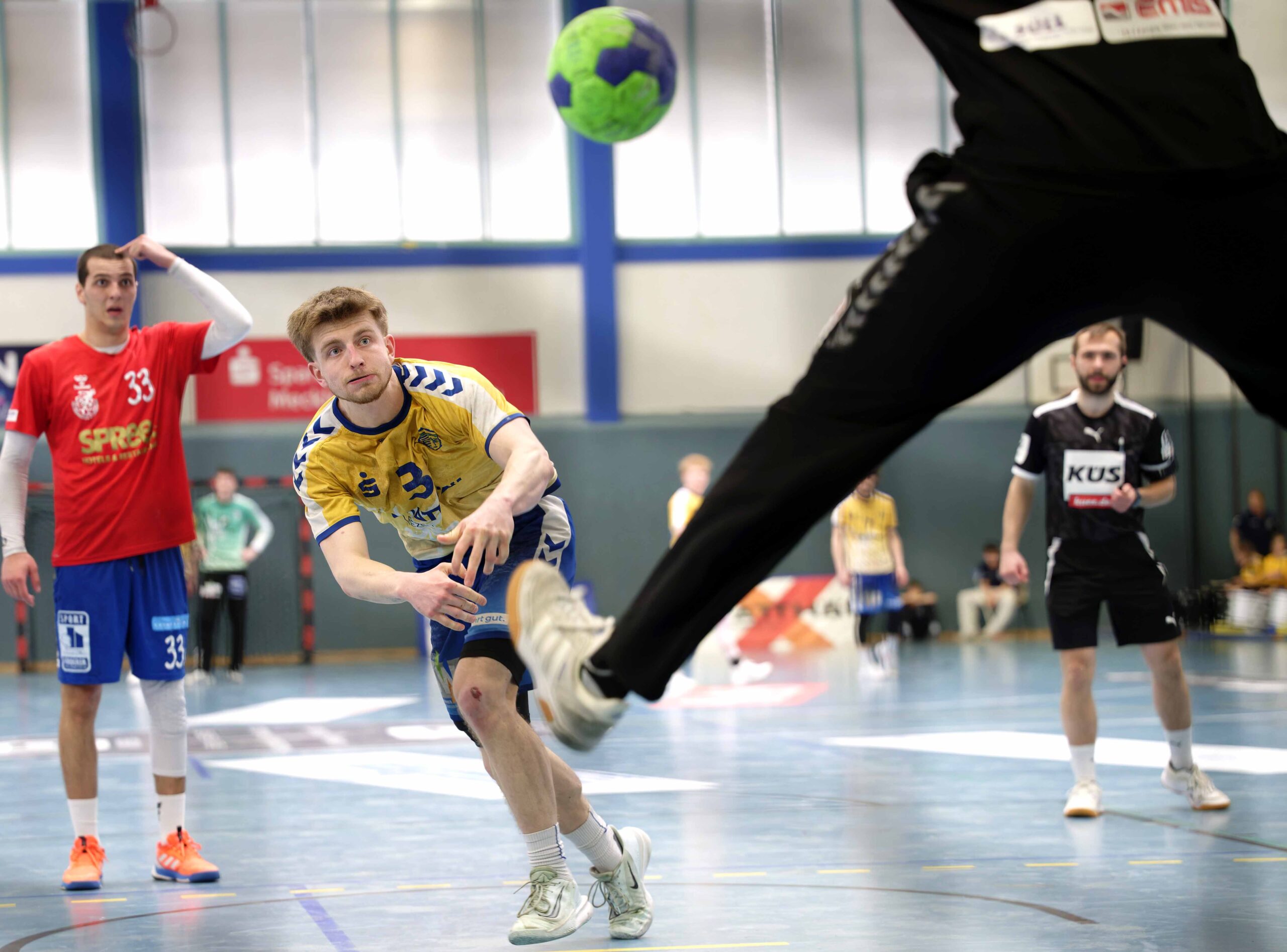 Malte Runge wirft ein Tor. Foto: Dietmar Albrecht